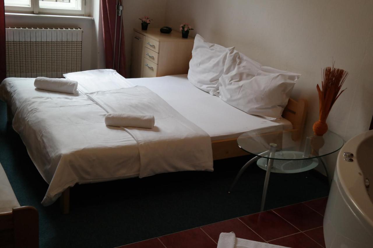 Hotel Praha Club Bed & Breakfast Экстерьер фото